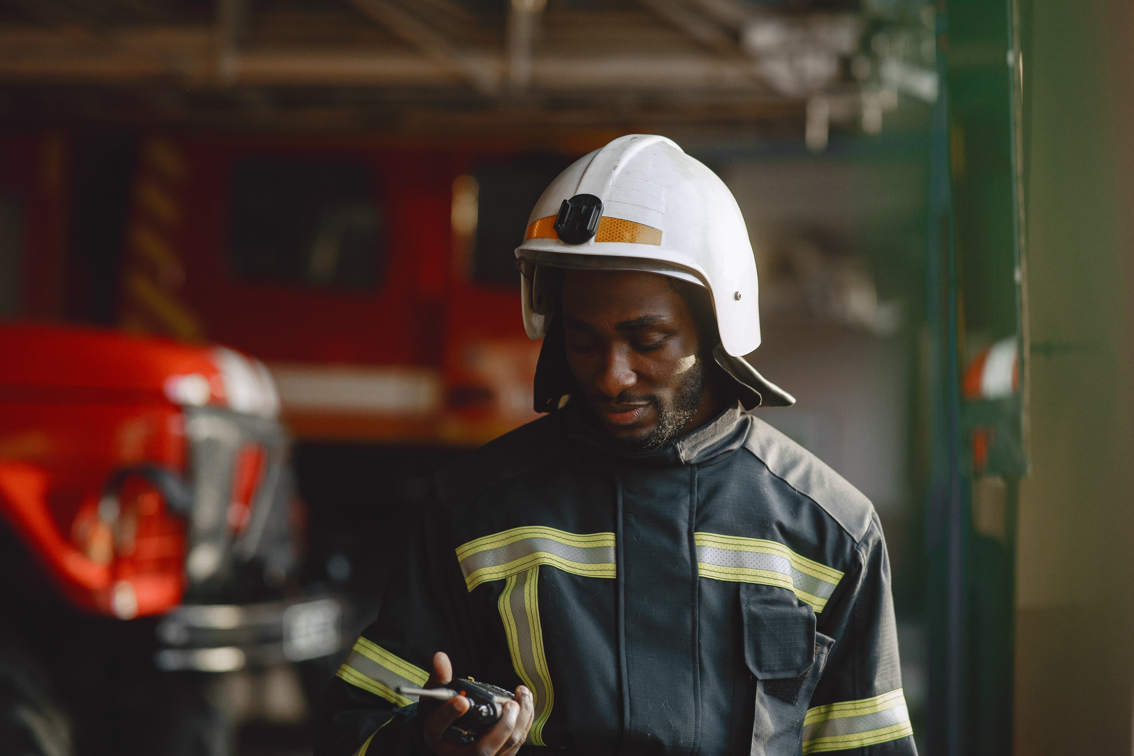 Pompier en uniforme avec radio-transmetteur